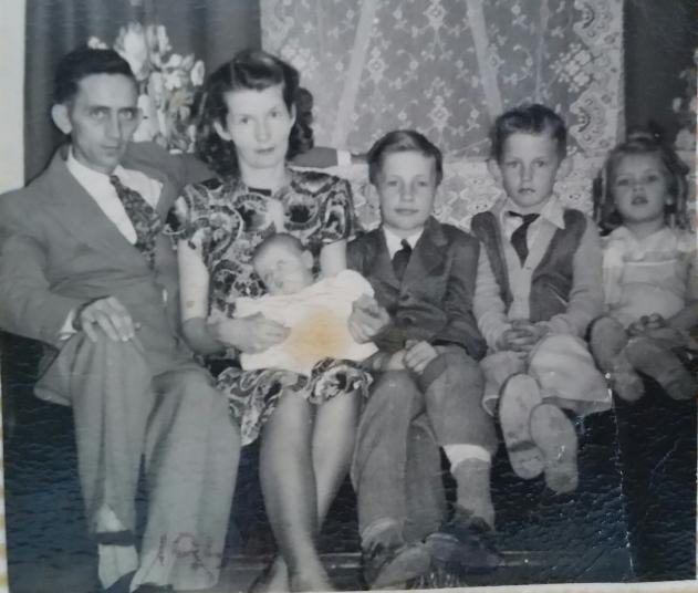 Carrol, Barbara holding Bonny, Richard, Ronald, and Betty